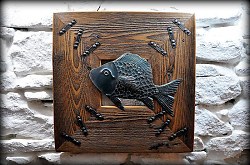 Tepaná_rybka_zo_starého_plechu_v_ráme_zo_starého_dreva