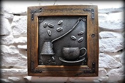 Tepaná_ďezva_a_šálka_zo_starého_plechu_v_ráme_zo_starého_dreva