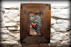 Tepané_srdce_zo_starého_plechu_v_ráme_zo_starého_dreva_s_motylikom