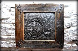 Tepaný_bicykel_zo_starého_plechu_v_ráme_zo_starého_dreva