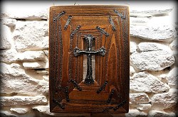 Tepaný_kríž_zo_starého_plechu_v_ráme_zo_starého_dreva