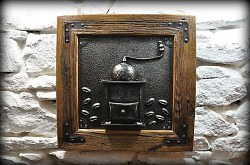 Tepaný_mlynček_zo_starého_plechu_v_ráme_zo_starého_dreva